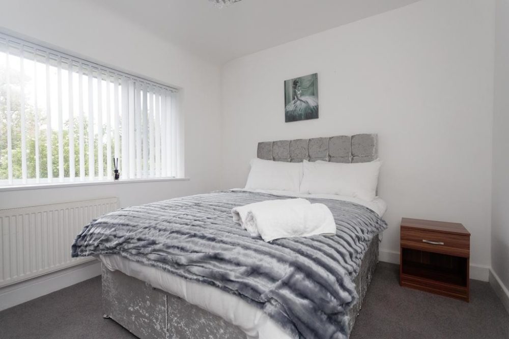 Double Bed in short stay apartments in leeds