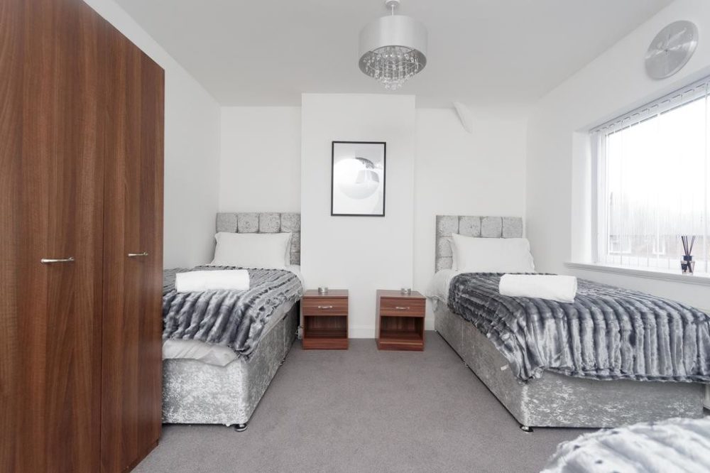 Serviced apartment with twin beds