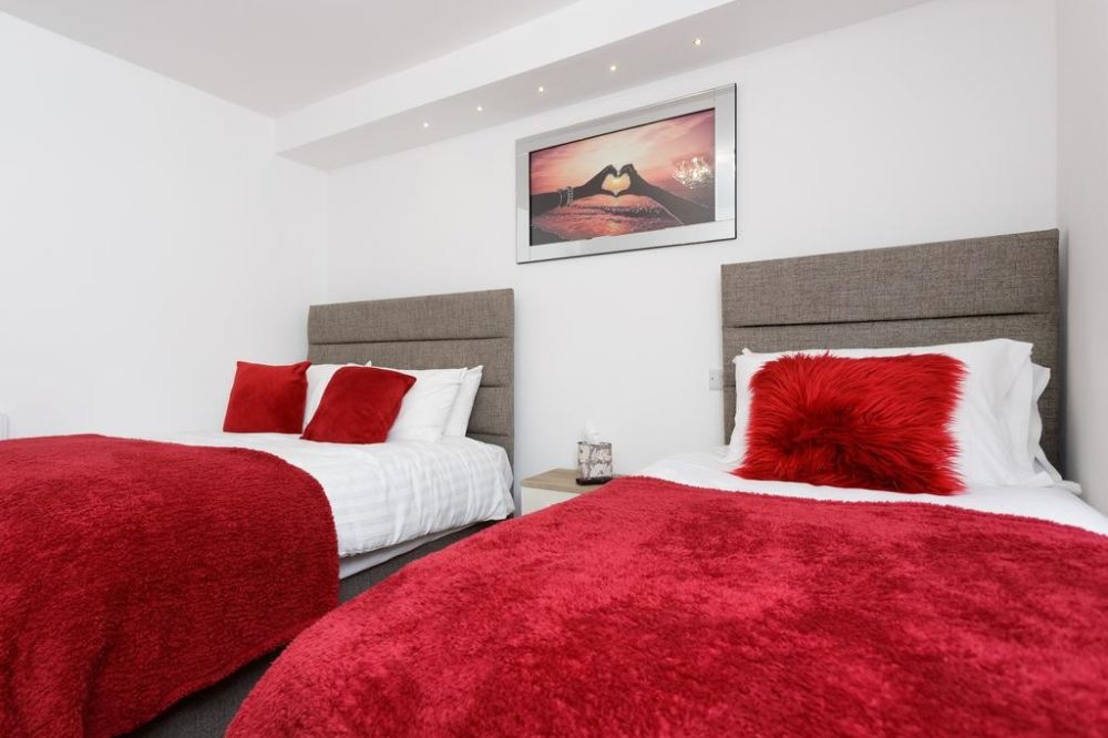 serviced accommodation with cozy bedroom